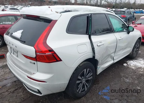 2024 Volvo Xc60 B5 Core Dark Theme z USA, uszkodzony, nr VIN YV4L12RK9R1940487